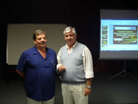 El Vice-Presidente del Colegio, Farm. Emilio &Aacute;lvez, en oportunidad de realizar la presentaci&oacute;n del Dr. Daniel Lombardo.