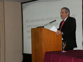 El Presidente del Colegio de Farmacéuticos, Farm. Fernando E. Esper ofreciendo su Conferencia Magistral que fundamenta la Declaración Final
